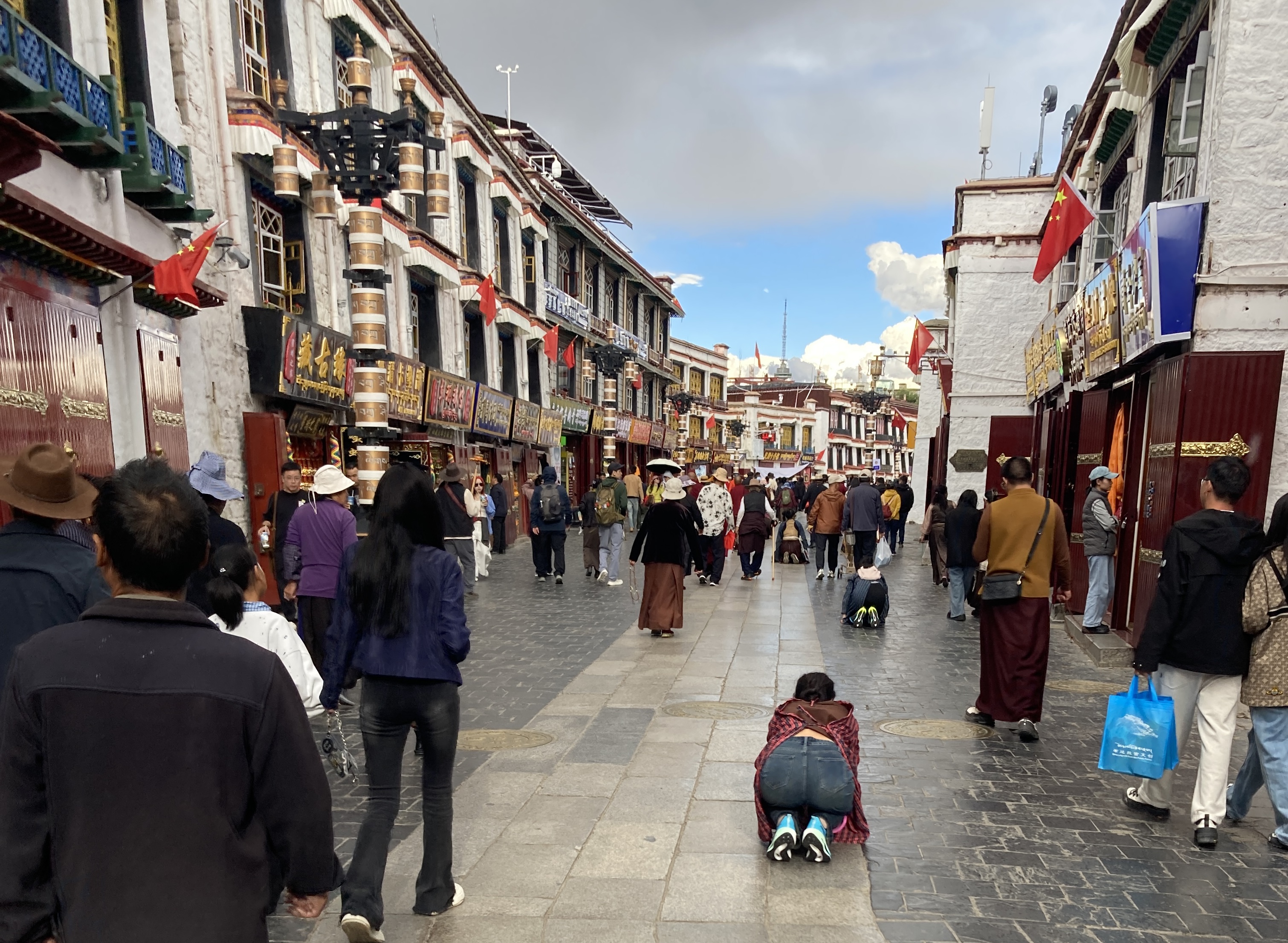 Processing and prostrating in Lhasa
